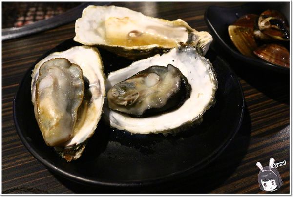 好客燒烤(新光三越三多店)：[食記]►高雄前鎮區◄好客燒烤生猛海鮮區吃到飽/帝王蟹腳/A5和牛/澎湖生蠔/嚴選泰國蝦/霸王蝦/澎湖明蝦，文末有贈送讀者回饋～