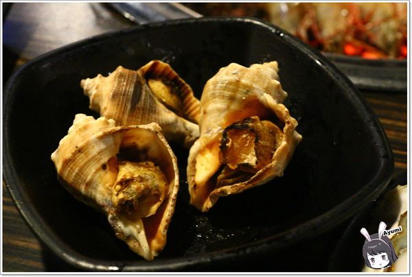 好客燒烤(新光三越三多店)：[食記]►高雄前鎮區◄好客燒烤生猛海鮮區吃到飽/帝王蟹腳/A5和牛/澎湖生蠔/嚴選泰國蝦/霸王蝦/澎湖明蝦，文末有贈送讀者回饋～