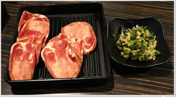 好客燒烤(新光三越三多店)：[食記]►高雄前鎮區◄好客燒烤生猛海鮮區吃到飽/帝王蟹腳/A5和牛/澎湖生蠔/嚴選泰國蝦/霸王蝦/澎湖明蝦，文末有贈送讀者回饋～