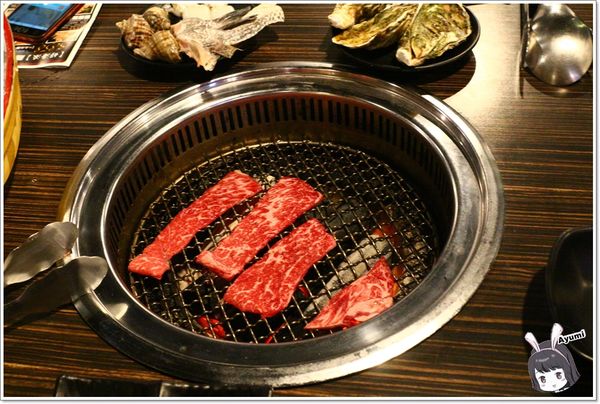 好客燒烤(新光三越三多店)：[食記]►高雄前鎮區◄好客燒烤生猛海鮮區吃到飽/帝王蟹腳/A5和牛/澎湖生蠔/嚴選泰國蝦/霸王蝦/澎湖明蝦，文末有贈送讀者回饋～