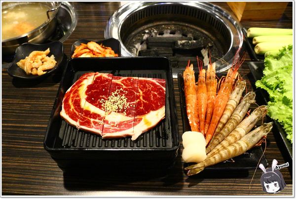 好客燒烤(新光三越三多店)：[食記]►高雄前鎮區◄好客燒烤生猛海鮮區吃到飽/帝王蟹腳/A5和牛/澎湖生蠔/嚴選泰國蝦/霸王蝦/澎湖明蝦，文末有贈送讀者回饋～