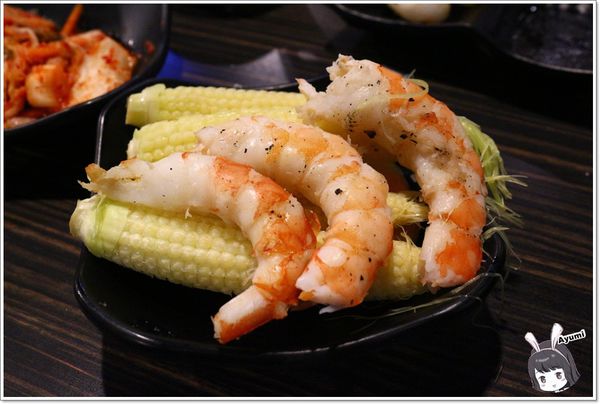 好客燒烤(新光三越三多店)：[食記]►高雄前鎮區◄好客燒烤生猛海鮮區吃到飽/帝王蟹腳/A5和牛/澎湖生蠔/嚴選泰國蝦/霸王蝦/澎湖明蝦，文末有贈送讀者回饋～