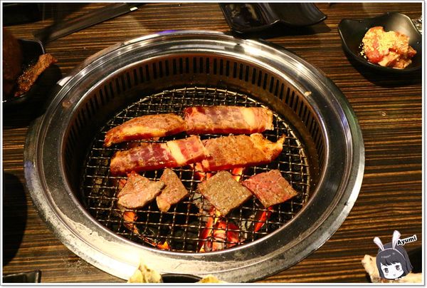 好客燒烤(新光三越三多店)：[食記]►高雄前鎮區◄好客燒烤生猛海鮮區吃到飽/帝王蟹腳/A5和牛/澎湖生蠔/嚴選泰國蝦/霸王蝦/澎湖明蝦，文末有贈送讀者回饋～