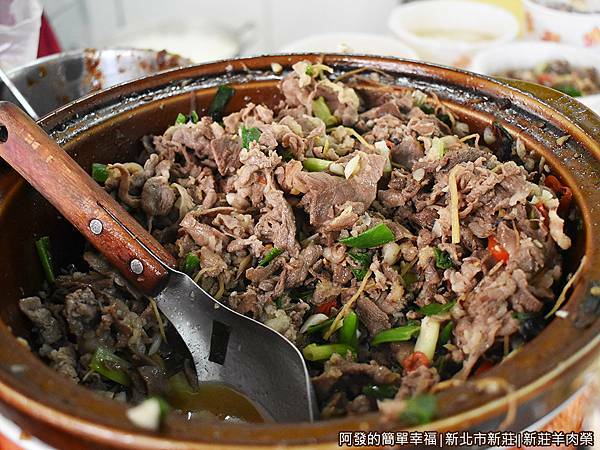 新莊羊肉榮06-工作區的炒羊肉鍋.JPG