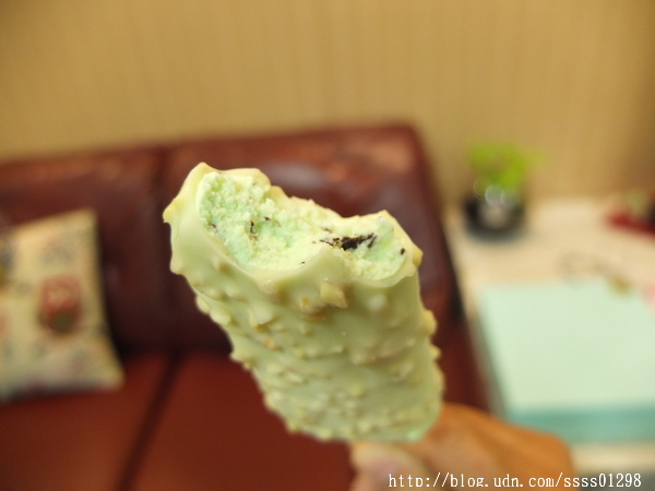 小美冰淇淋(香草)：【愛體驗】宅配美食。小美冰淇淋。鑽石冰、歐夏蕾薄荷巧克力脆皮雪糕 雙重冰涼快感 脆冰沙口感一級棒啊！