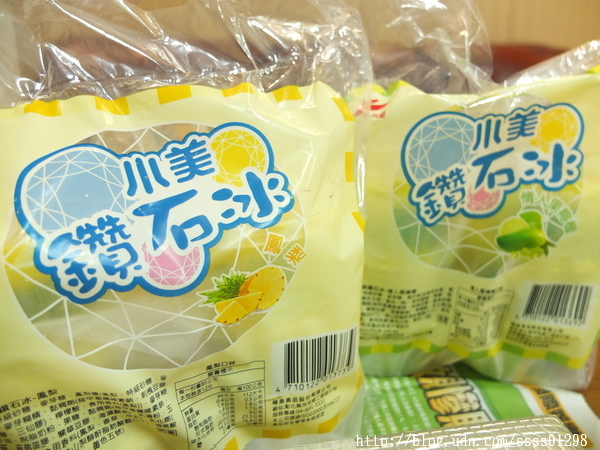 小美冰淇淋(香草)：【愛體驗】宅配美食。小美冰淇淋。鑽石冰、歐夏蕾薄荷巧克力脆皮雪糕 雙重冰涼快感 脆冰沙口感一級棒啊！