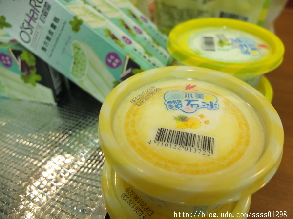 小美冰淇淋(香草)：【愛體驗】宅配美食。小美冰淇淋。鑽石冰、歐夏蕾薄荷巧克力脆皮雪糕 雙重冰涼快感 脆冰沙口感一級棒啊！