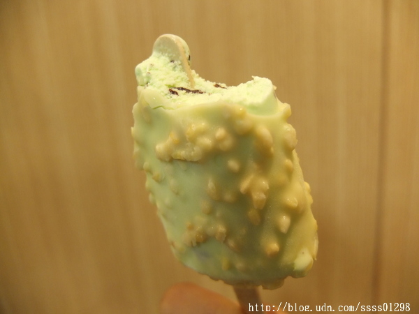 小美冰淇淋(香草)：【愛體驗】宅配美食。小美冰淇淋。鑽石冰、歐夏蕾薄荷巧克力脆皮雪糕 雙重冰涼快感 脆冰沙口感一級棒啊！