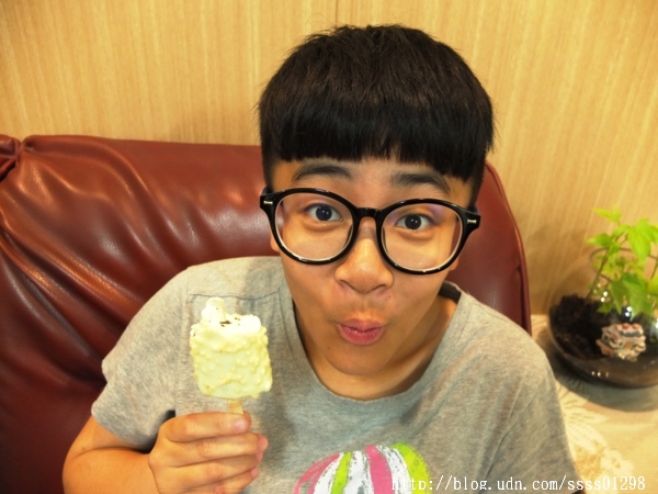 小美冰淇淋(香草)：【愛體驗】宅配美食。小美冰淇淋。鑽石冰、歐夏蕾薄荷巧克力脆皮雪糕 雙重冰涼快感 脆冰沙口感一級棒啊！