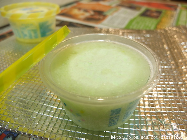 小美冰淇淋(香草)：【愛體驗】宅配美食。小美冰淇淋。鑽石冰、歐夏蕾薄荷巧克力脆皮雪糕 雙重冰涼快感 脆冰沙口感一級棒啊！