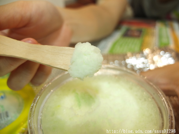 小美冰淇淋(香草)：【愛體驗】宅配美食。小美冰淇淋。鑽石冰、歐夏蕾薄荷巧克力脆皮雪糕 雙重冰涼快感 脆冰沙口感一級棒啊！