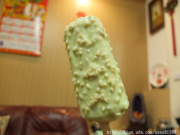 小美冰淇淋(香草)：【愛體驗】宅配美食。小美冰淇淋。鑽石冰、歐夏蕾薄荷巧克力脆皮雪糕 雙重冰涼快感 脆冰沙口感一級棒啊！