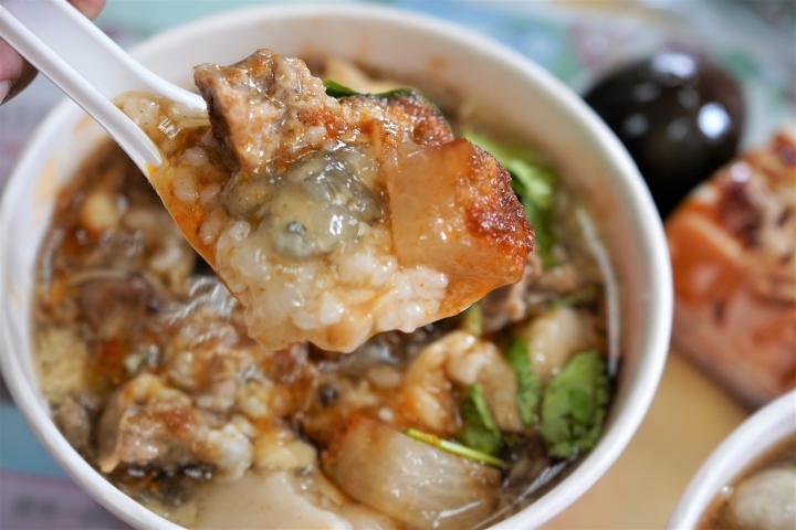 【新竹香山 美食】張記麻辣麵線：超級麵線一碗四種好料大腸、鮮蚵、肉羹、花枝/招牌滷大腸、蒜泥鮮蚵小菜也不少/在地人從小吃到大/香山大庄美食/早午晚餐都可以吃