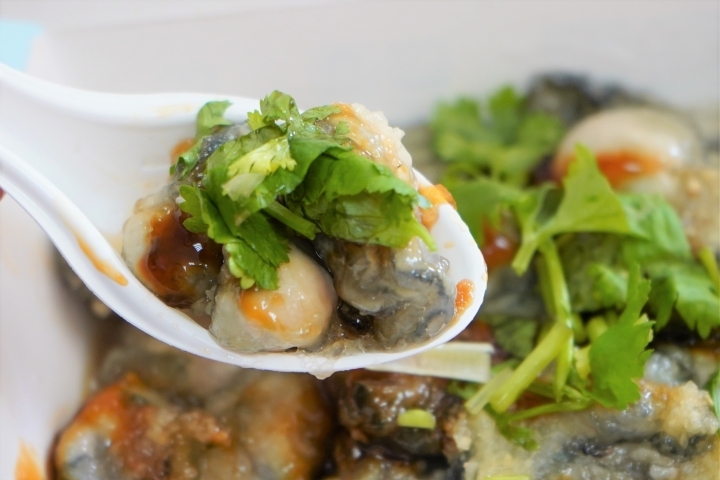 【新竹香山 美食】張記麻辣麵線：超級麵線一碗四種好料大腸、鮮蚵、肉羹、花枝/招牌滷大腸、蒜泥鮮蚵小菜也不少/在地人從小吃到大/香山大庄美食/早午晚餐都可以吃