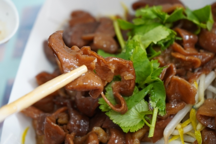 【新竹香山 美食】張記麻辣麵線：超級麵線一碗四種好料大腸、鮮蚵、肉羹、花枝/招牌滷大腸、蒜泥鮮蚵小菜也不少/在地人從小吃到大/香山大庄美食/早午晚餐都可以吃