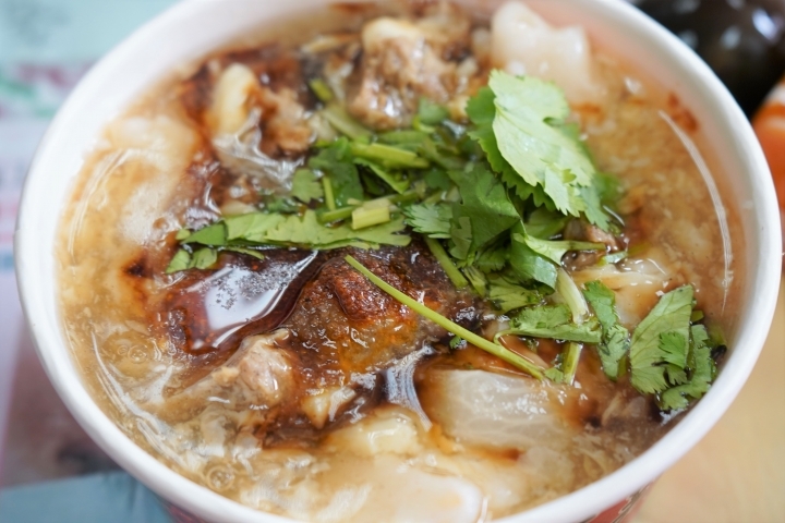 【新竹香山 美食】張記麻辣麵線：超級麵線一碗四種好料大腸、鮮蚵、肉羹、花枝/招牌滷大腸、蒜泥鮮蚵小菜也不少/在地人從小吃到大/香山大庄美食/早午晚餐都可以吃