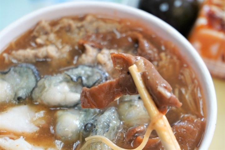 【新竹香山 美食】張記麻辣麵線：超級麵線一碗四種好料大腸、鮮蚵、肉羹、花枝/招牌滷大腸、蒜泥鮮蚵小菜也不少/在地人從小吃到大/香山大庄美食/早午晚餐都可以吃