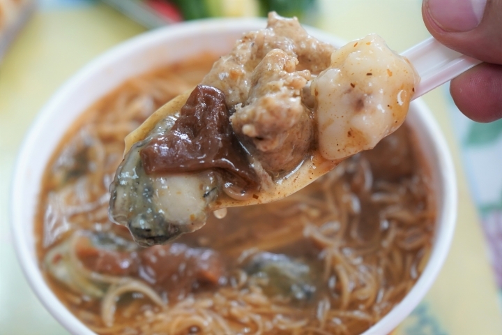 【新竹香山 美食】張記麻辣麵線：超級麵線一碗四種好料大腸、鮮蚵、肉羹、花枝/招牌滷大腸、蒜泥鮮蚵小菜也不少/在地人從小吃到大/香山大庄美食/早午晚餐都可以吃