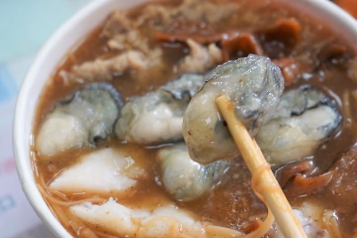 【新竹香山 美食】張記麻辣麵線：超級麵線一碗四種好料大腸、鮮蚵、肉羹、花枝/招牌滷大腸、蒜泥鮮蚵小菜也不少/在地人從小吃到大/香山大庄美食/早午晚餐都可以吃