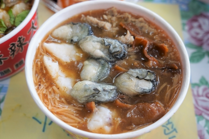 【新竹香山 美食】張記麻辣麵線：超級麵線一碗四種好料大腸、鮮蚵、肉羹、花枝/招牌滷大腸、蒜泥鮮蚵小菜也不少/在地人從小吃到大/香山大庄美食/早午晚餐都可以吃