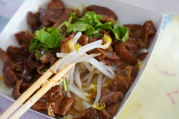 【新竹香山 美食】張記麻辣麵線：超級麵線一碗四種好料大腸、鮮蚵、肉羹、花枝/招牌滷大腸、蒜泥鮮蚵小菜也不少/在地人從小吃到大/香山大庄美食/早午晚餐都可以吃