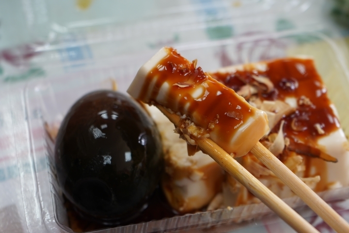 【新竹香山 美食】張記麻辣麵線：超級麵線一碗四種好料大腸、鮮蚵、肉羹、花枝/招牌滷大腸、蒜泥鮮蚵小菜也不少/在地人從小吃到大/香山大庄美食/早午晚餐都可以吃