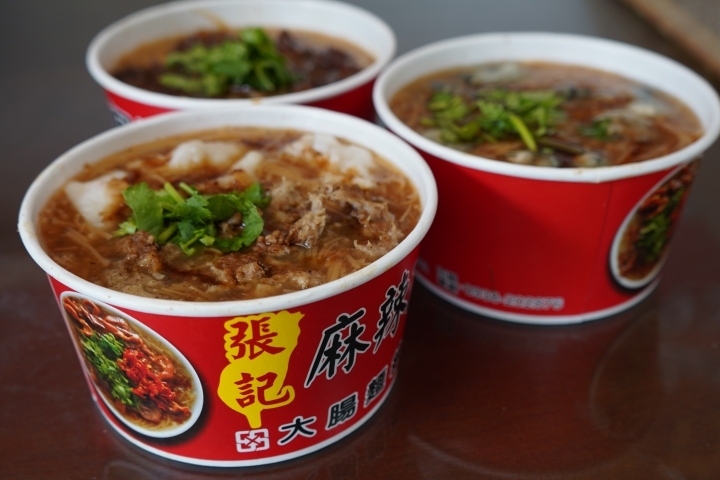 【新竹香山 美食】張記麻辣麵線：超級麵線一碗四種好料大腸、鮮蚵、肉羹、花枝/招牌滷大腸、蒜泥鮮蚵小菜也不少/在地人從小吃到大/香山大庄美食/早午晚餐都可以吃