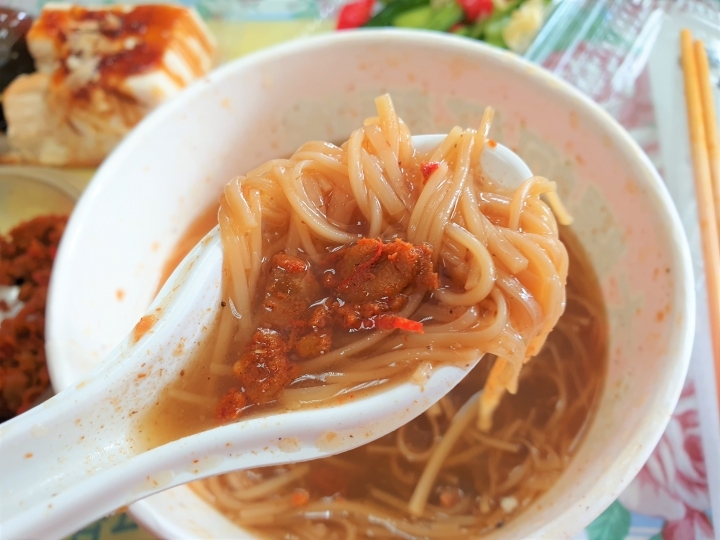 【新竹香山 美食】張記麻辣麵線：超級麵線一碗四種好料大腸、鮮蚵、肉羹、花枝/招牌滷大腸、蒜泥鮮蚵小菜也不少/在地人從小吃到大/香山大庄美食/早午晚餐都可以吃