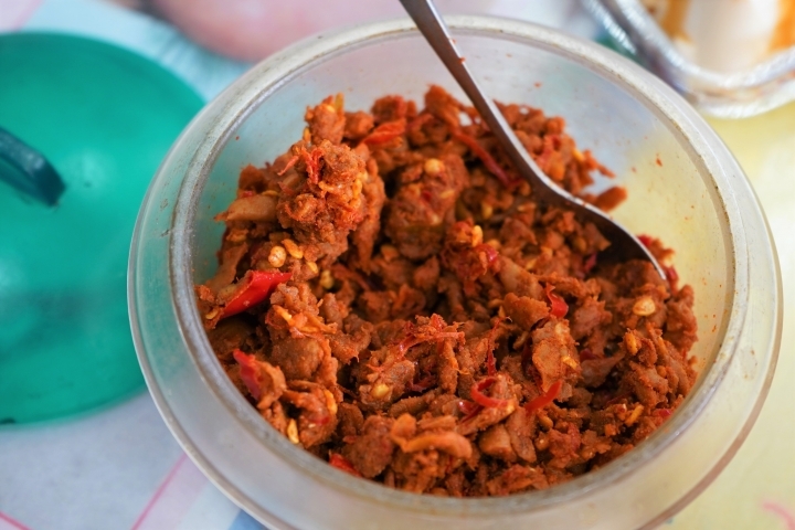 【新竹香山 美食】張記麻辣麵線：超級麵線一碗四種好料大腸、鮮蚵、肉羹、花枝/招牌滷大腸、蒜泥鮮蚵小菜也不少/在地人從小吃到大/香山大庄美食/早午晚餐都可以吃