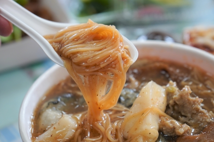 【新竹香山 美食】張記麻辣麵線：超級麵線一碗四種好料大腸、鮮蚵、肉羹、花枝/招牌滷大腸、蒜泥鮮蚵小菜也不少/在地人從小吃到大/香山大庄美食/早午晚餐都可以吃