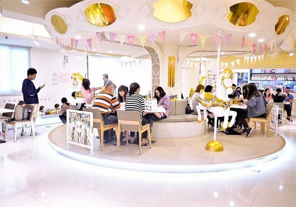 茉莉公主蛋包飯:|食.彰化|茉莉公主蛋包飯 多層次的公主禮服造型.讓人看了都捨不得開動!決明子沙坑 / 旋轉木馬餐廳