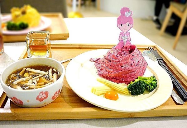 茉莉公主蛋包飯:|食.彰化|茉莉公主蛋包飯 多層次的公主禮服造型.讓人看了都捨不得開動!決明子沙坑 / 旋轉木馬餐廳