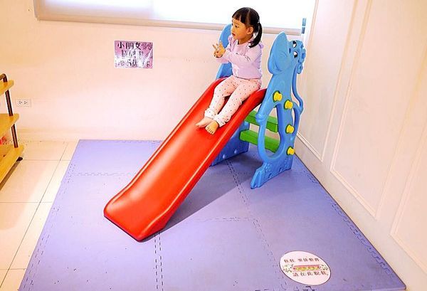 茉莉公主蛋包飯:|食.彰化|茉莉公主蛋包飯 多層次的公主禮服造型.讓人看了都捨不得開動!決明子沙坑 / 旋轉木馬餐廳