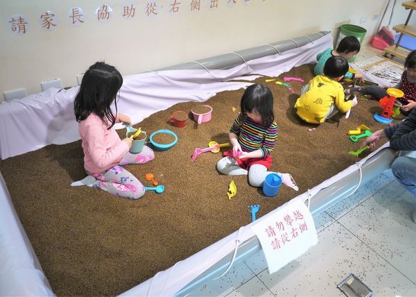 茉莉公主蛋包飯:|食.彰化|茉莉公主蛋包飯 多層次的公主禮服造型.讓人看了都捨不得開動!決明子沙坑 / 旋轉木馬餐廳