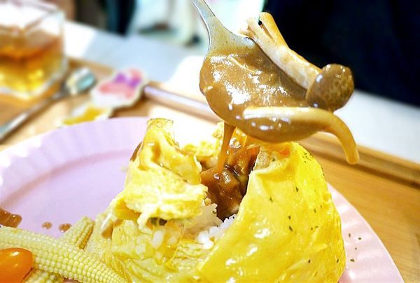 茉莉公主蛋包飯:|食.彰化|茉莉公主蛋包飯 多層次的公主禮服造型.讓人看了都捨不得開動!決明子沙坑 / 旋轉木馬餐廳