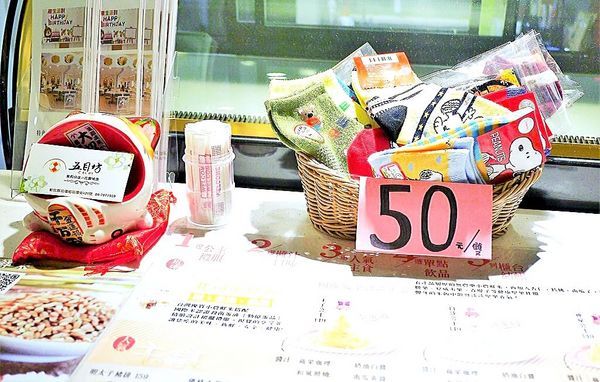 茉莉公主蛋包飯:|食.彰化|茉莉公主蛋包飯 多層次的公主禮服造型.讓人看了都捨不得開動!決明子沙坑 / 旋轉木馬餐廳