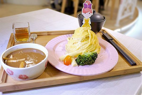 茉莉公主蛋包飯:|食.彰化|茉莉公主蛋包飯 多層次的公主禮服造型.讓人看了都捨不得開動!決明子沙坑 / 旋轉木馬餐廳