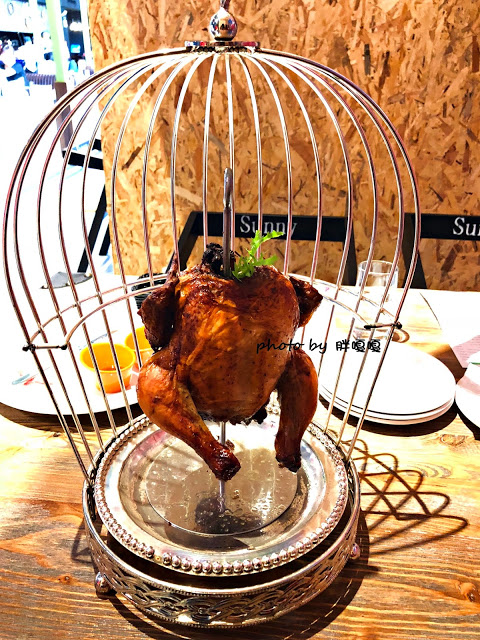 【嘉義 餐廳】Sunny Queen 陽光皇后🐤🐤🐤浮誇系餐廳，裝潢美到不行，就連餐點也很浮誇，尤其那隻烤雞(記得先預約)，好看又好吃，真的是一家令人印象深刻的餐廳