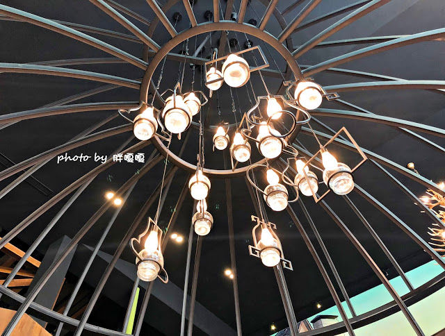 【嘉義 餐廳】Sunny Queen 陽光皇后🐤🐤🐤浮誇系餐廳，裝潢美到不行，就連餐點也很浮誇，尤其那隻烤雞(記得先預約)，好看又好吃，真的是一家令人印象深刻的餐廳