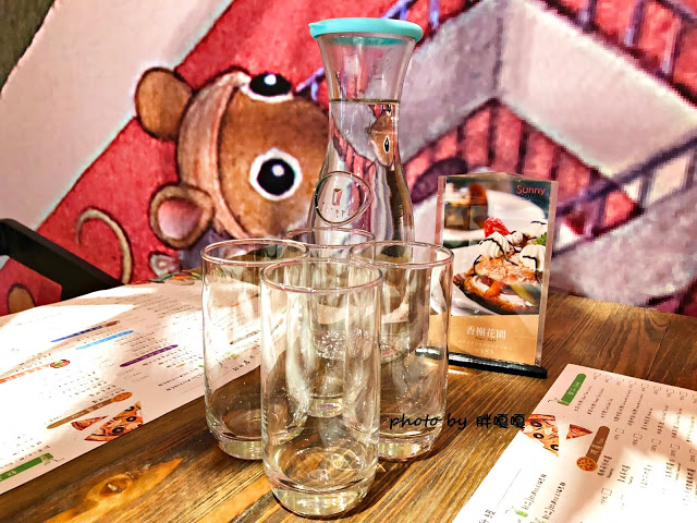 【嘉義 餐廳】Sunny Queen 陽光皇后🐤🐤🐤浮誇系餐廳，裝潢美到不行，就連餐點也很浮誇，尤其那隻烤雞(記得先預約)，好看又好吃，真的是一家令人印象深刻的餐廳