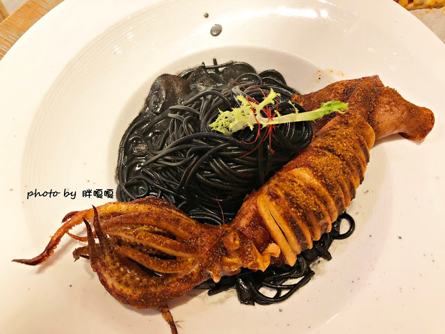 【嘉義 餐廳】Sunny Queen 陽光皇后🐤🐤🐤浮誇系餐廳，裝潢美到不行，就連餐點也很浮誇，尤其那隻烤雞(記得先預約)，好看又好吃，真的是一家令人印象深刻的餐廳