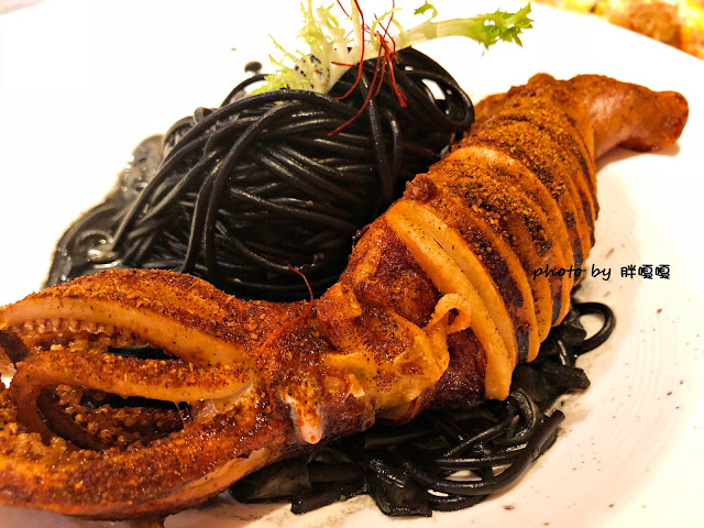 【嘉義 餐廳】Sunny Queen 陽光皇后🐤🐤🐤浮誇系餐廳，裝潢美到不行，就連餐點也很浮誇，尤其那隻烤雞(記得先預約)，好看又好吃，真的是一家令人印象深刻的餐廳