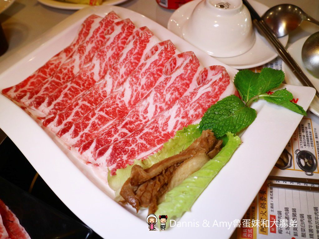 《新竹竹北火鍋》阿官火鍋專家一個人也可以吃的鴛鴦火鍋份量十足湯頭口味選擇多。湯頭食材推薦。周年慶優惠分享︳影片