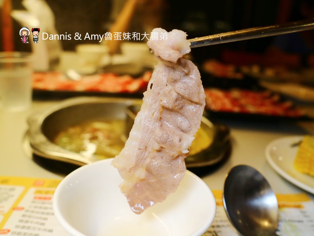 《新竹竹北火鍋》阿官火鍋專家一個人也可以吃的鴛鴦火鍋份量十足湯頭口味選擇多。湯頭食材推薦。周年慶優惠分享︳影片