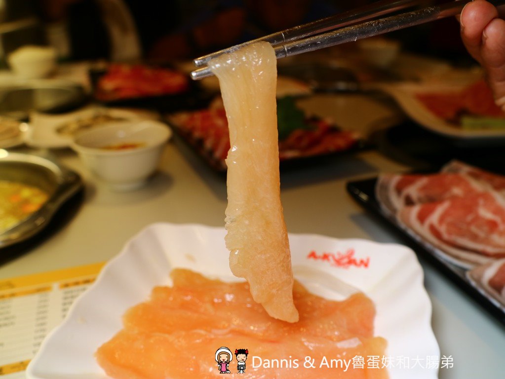 《新竹竹北火鍋》阿官火鍋專家一個人也可以吃的鴛鴦火鍋份量十足湯頭口味選擇多。湯頭食材推薦。周年慶優惠分享︳影片