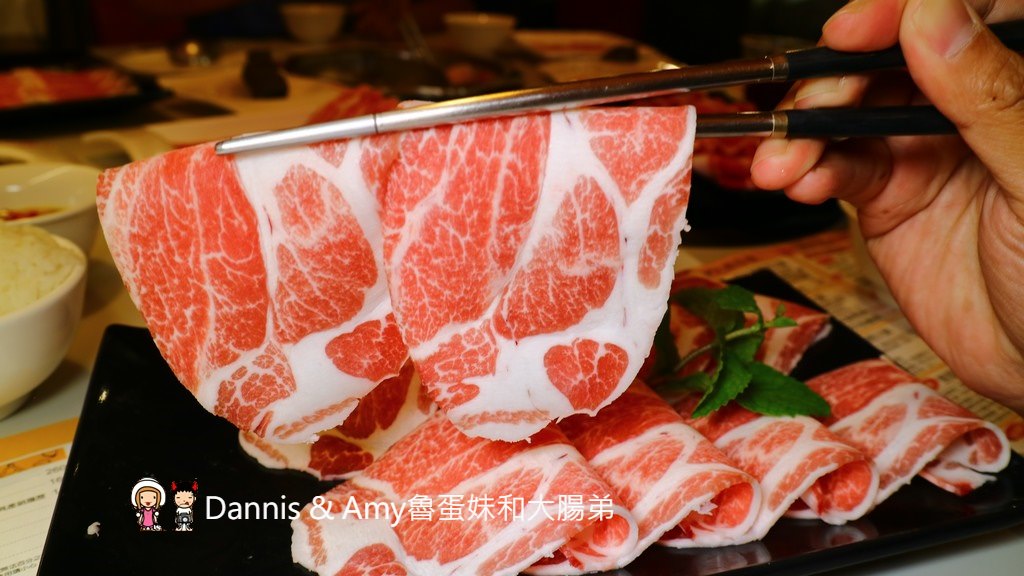 《新竹竹北火鍋》阿官火鍋專家一個人也可以吃的鴛鴦火鍋份量十足湯頭口味選擇多。湯頭食材推薦。周年慶優惠分享︳影片