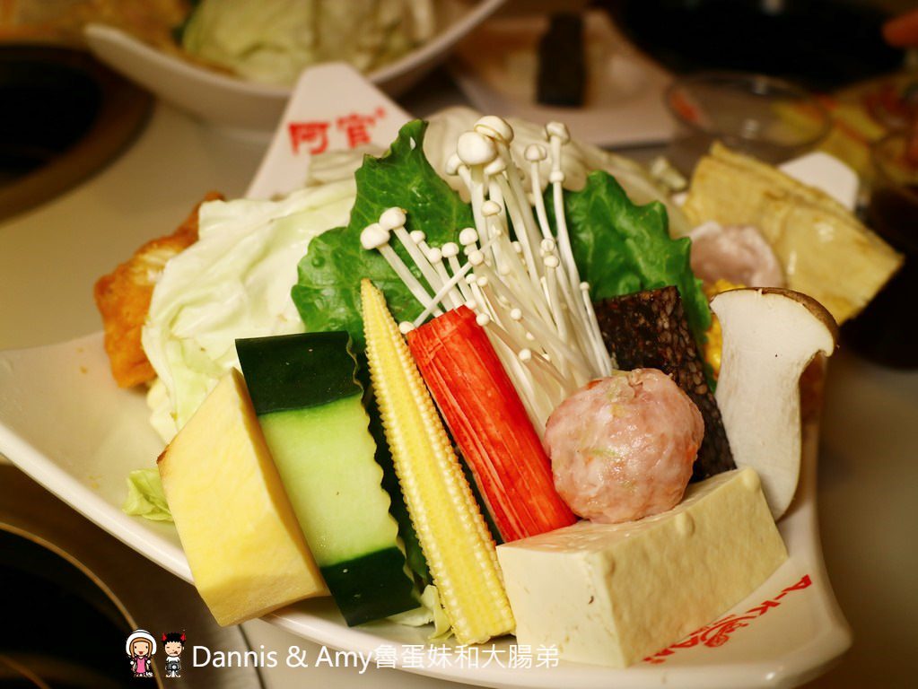 《新竹竹北火鍋》阿官火鍋專家一個人也可以吃的鴛鴦火鍋份量十足湯頭口味選擇多。湯頭食材推薦。周年慶優惠分享︳影片