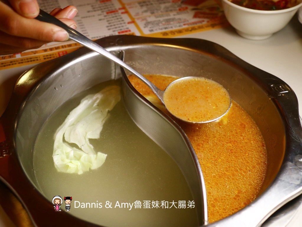 《新竹竹北火鍋》阿官火鍋專家一個人也可以吃的鴛鴦火鍋份量十足湯頭口味選擇多。湯頭食材推薦。周年慶優惠分享︳影片