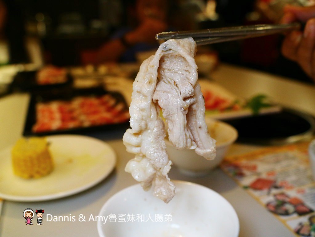 《新竹竹北火鍋》阿官火鍋專家一個人也可以吃的鴛鴦火鍋份量十足湯頭口味選擇多。湯頭食材推薦。周年慶優惠分享︳影片