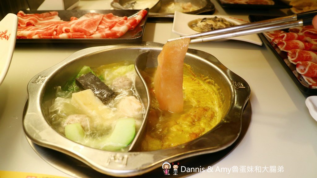 《新竹竹北火鍋》阿官火鍋專家一個人也可以吃的鴛鴦火鍋份量十足湯頭口味選擇多。湯頭食材推薦。周年慶優惠分享︳影片